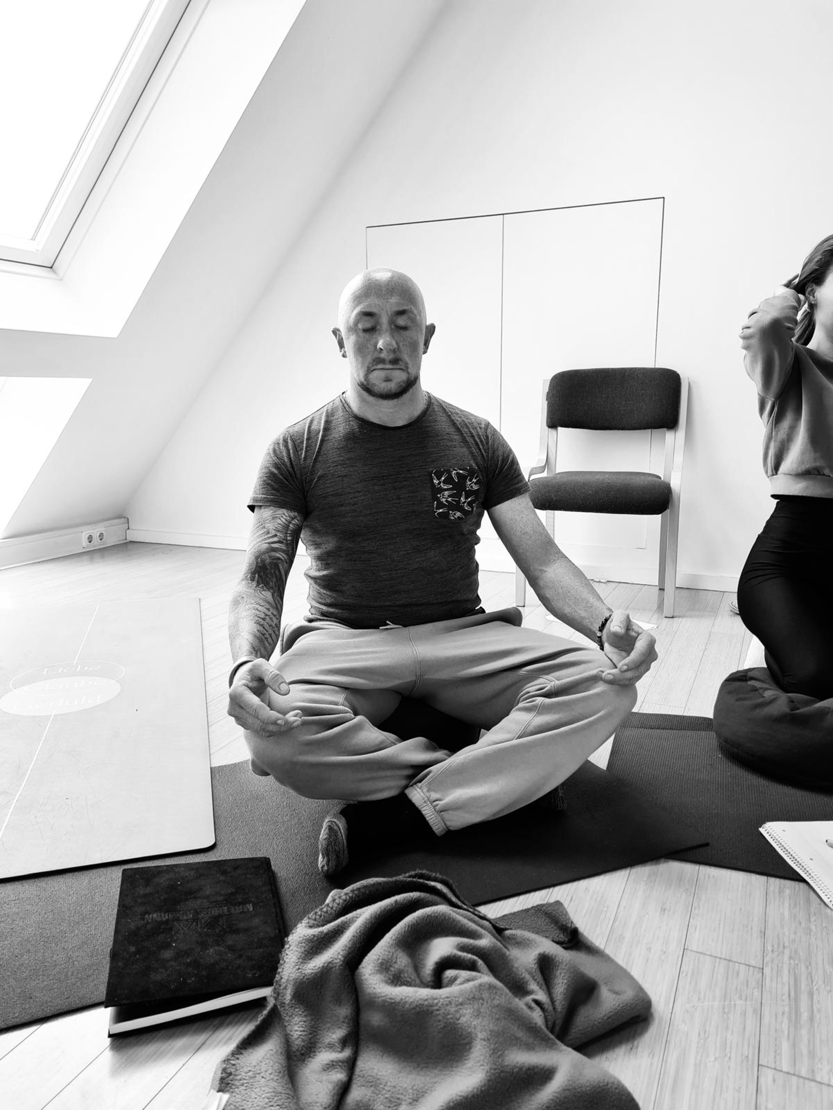 Marius beim Anleiten einer Breathwork-Session
